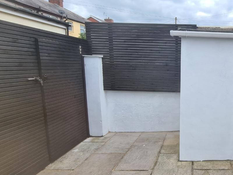 All of the fixings used on the gate and panels are stainless steel to avoid chemical reactions within the timber.