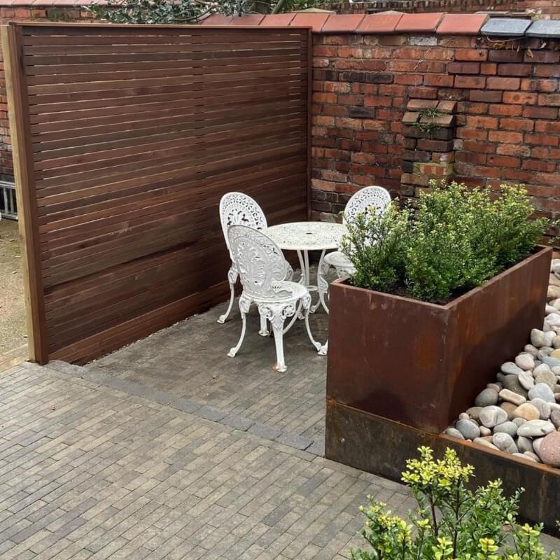 The dark tones of the tulip wood fence panels help enhance the modern tone.
